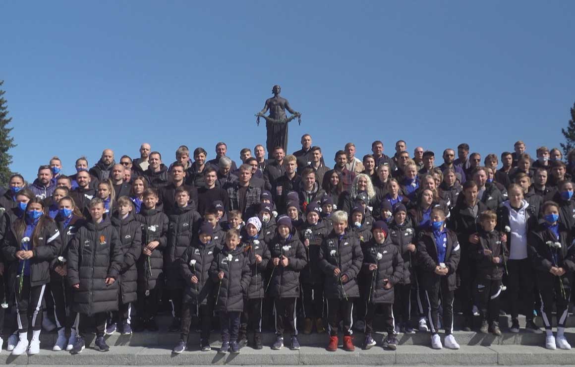Команды «Зенита» почтили память жертв войны на Пискаревском мемориале
