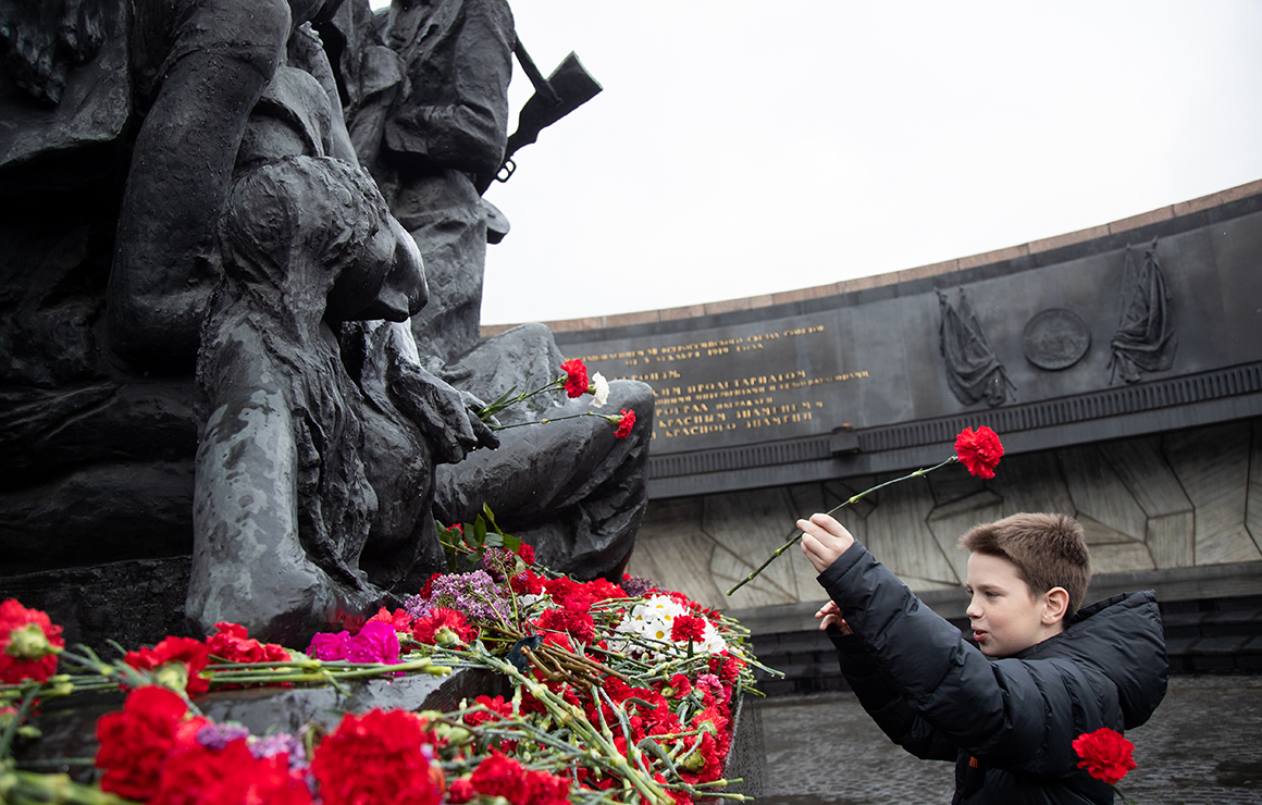 Фоторепортаж: Команды Академии «Зенита» посетили Монумент героическим защитникам Ленинграда