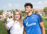 «Газпром» — тренировочные сборы в ОАЭ: ученики Русской школы в Абу-Даби посетили тренировку «Зенита»