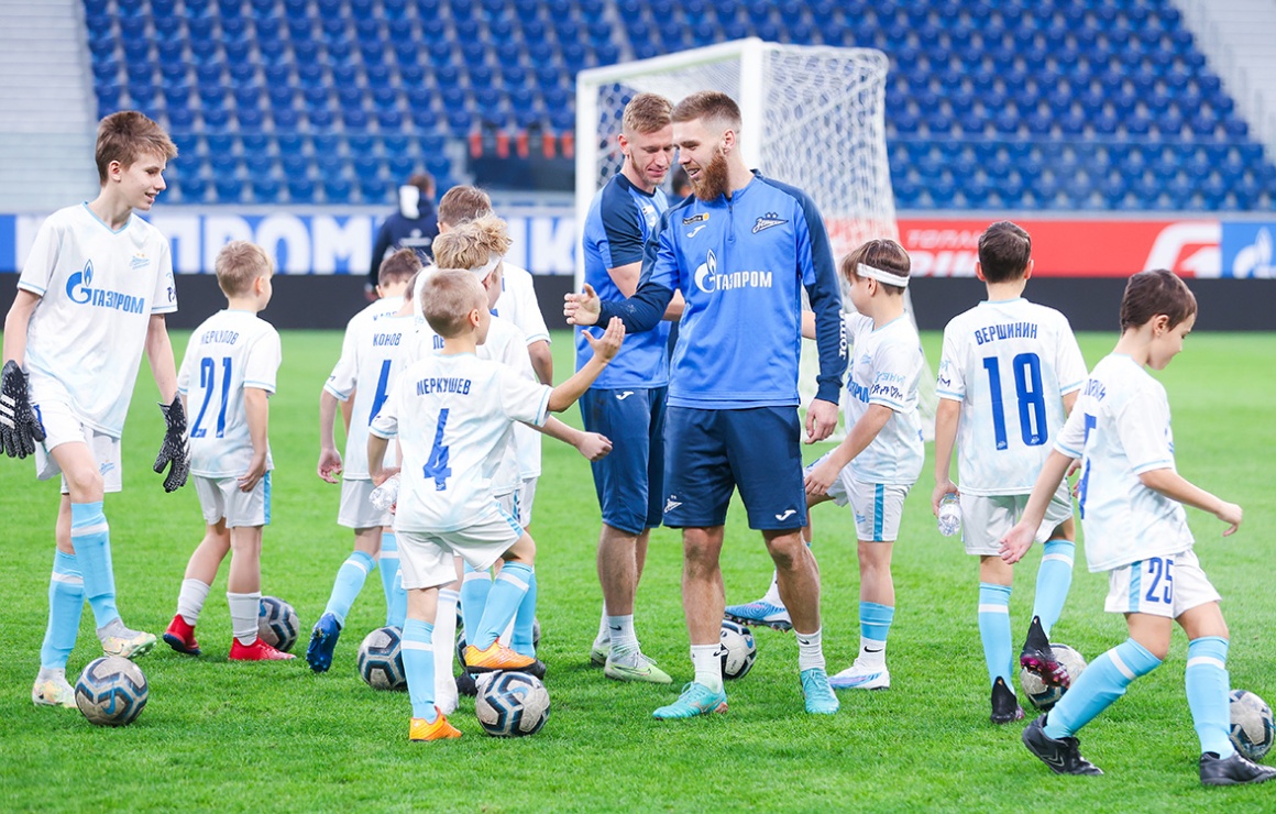 Воспитанники детских школ «Зенит-Чемпионика» провели совместную тренировку с сине-бело-голубыми на «Газпром Арене»