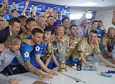 «Красавцы, с победой!»: раздевалка чемпионов России