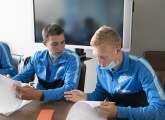 14 футболистов подписали первый профессиональный контракт: фоторепортаж из «Газпром»-Академии