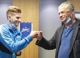 14 футболистов подписали первый профессиональный контракт: видеорепортаж из «Газпром»-Академии