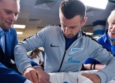 Главный тренер «Зенита» провел автограф-сессию для пассажиров авиакомпании «Россия»