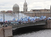 «Вместе к той звезде!»: болельщики «Зенита» прошли маршем по центру Петербурга