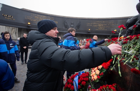 Возложение цветов к Монументу героическим защитникам Ленинграда