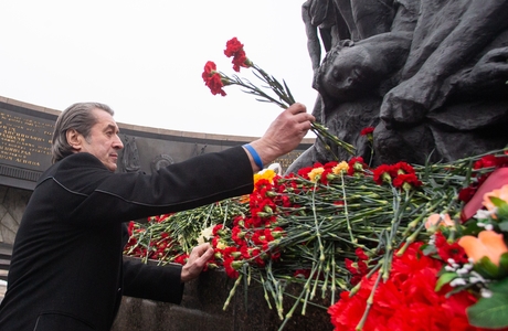 Возложение цветов к Монументу героическим защитникам Ленинграда
