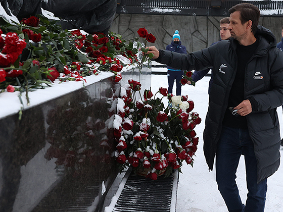 Сине-бело-голубые возложили цветы к Монументу героическим защитникам Ленинграда