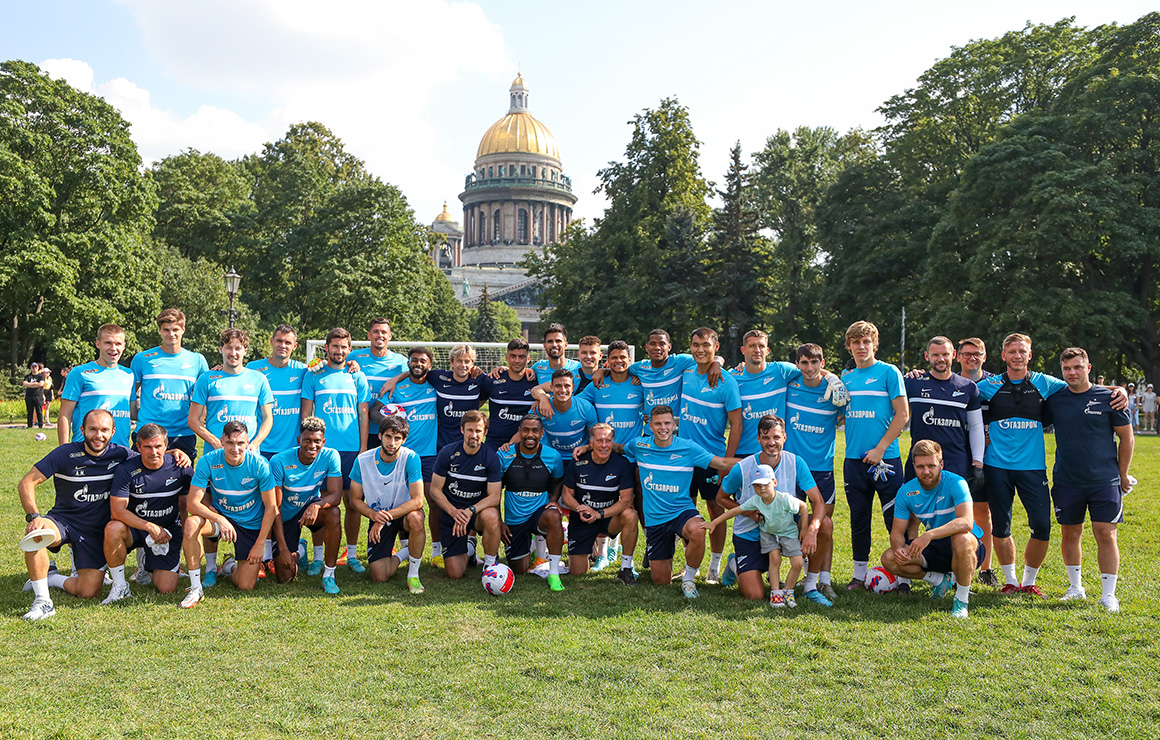 «Зенит» впервые в истории клуба провел открытую тренировку в центре Петербурга