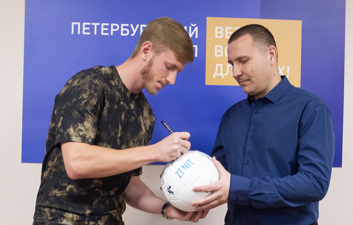 Дмитрий Чистяков наградил призера премии UEFA Grassroots Awards