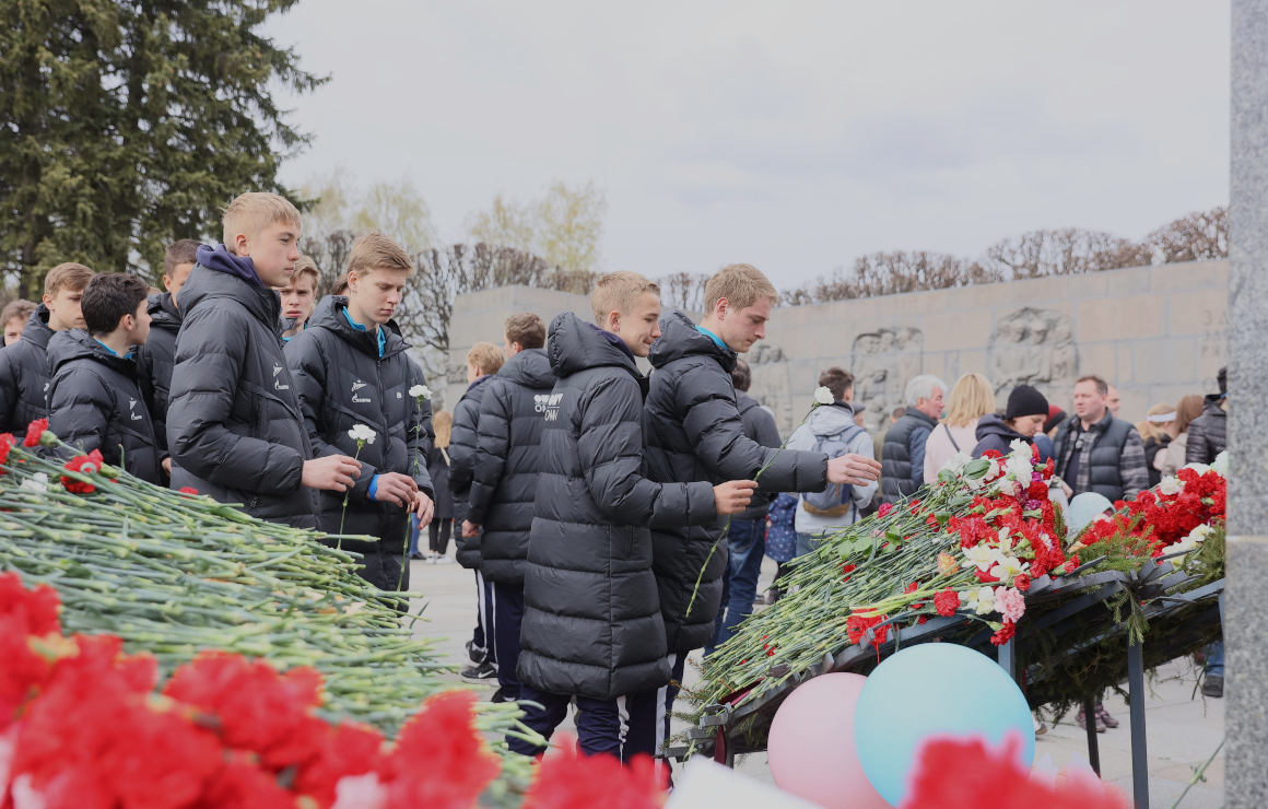 Воспитанники «Газпром»-Академии возложили цветы на Пискаревском мемориале 