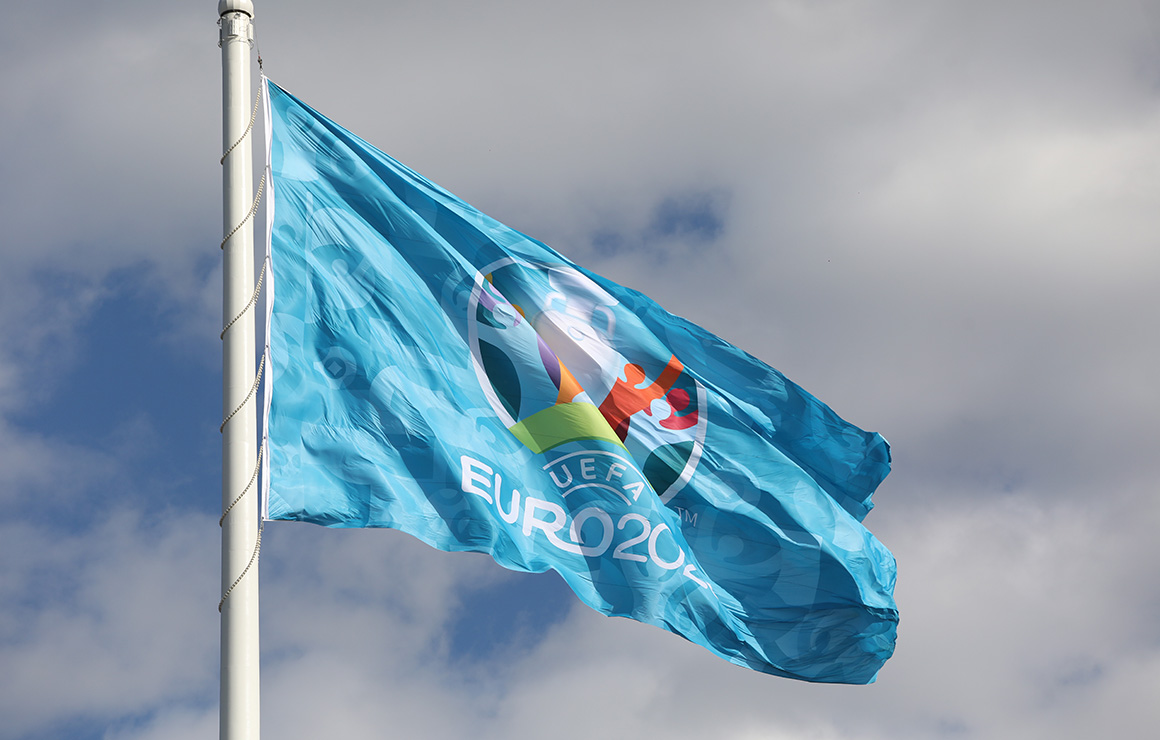 Флаг чемпионата Европы поднят на флагштоке на Крестовском острове
