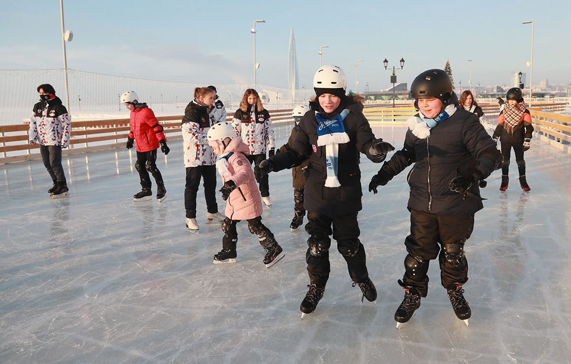 Ледовый каток возле самого высокого флагштока Европы принял первых гостей