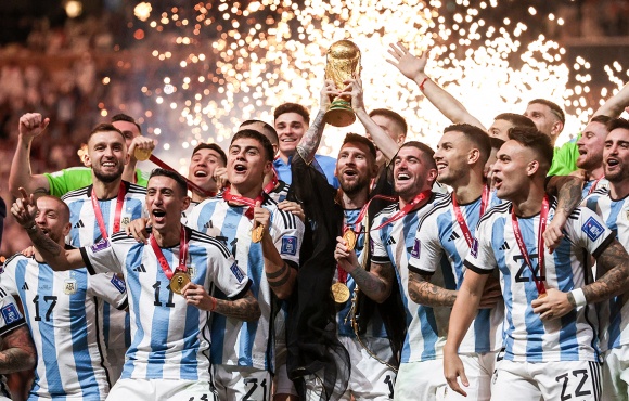 «Зенит» поздравляет экс-футболиста сине-бело-голубых Леандро Паредеса с победой на чемпионате мира
