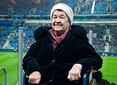 «Клуб добрых дел»: одна из старейших болельщиц сине-бело-голубых побывала на стадионе «Санкт-Петербург»