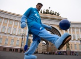 «Давай-давай!»: Дуглас Сантос прогулялся по Петербургу в образе Синегривого льва