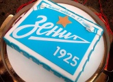 «90 добрых дел»: юные болельщики подарили зенитовцам сине-бело-голубой торт