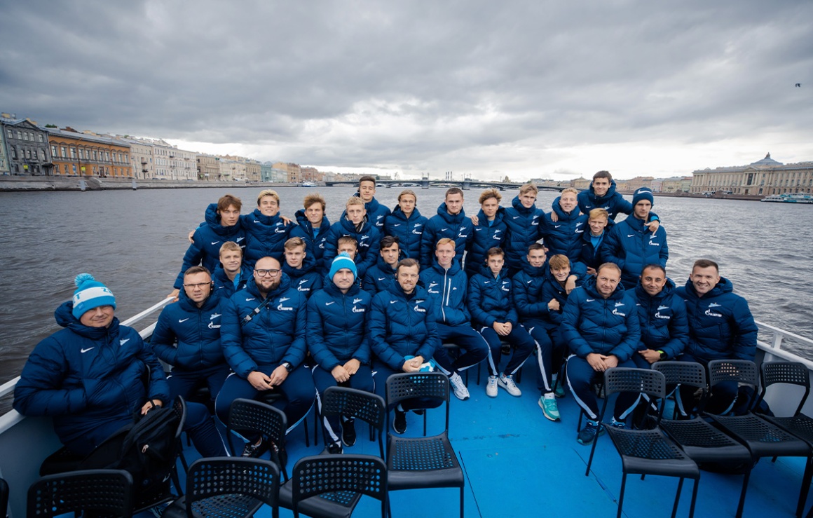 Молодежная команда «Зенита» совершила водное путешествие по Петербургу 