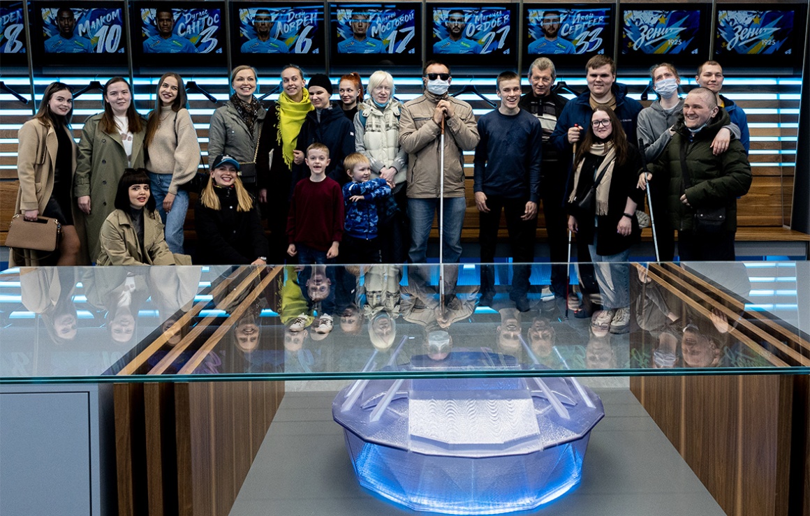 Сине-бело-голубые организовали экскурсию по «Газпром Арене» для болельщиков  с инвалидностью по зрению - новости на официальном сайте ФК Зенит