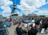 Поздравление «Зенита» с Днем защиты детей: фоторепортаж с крейсера «Аврора»