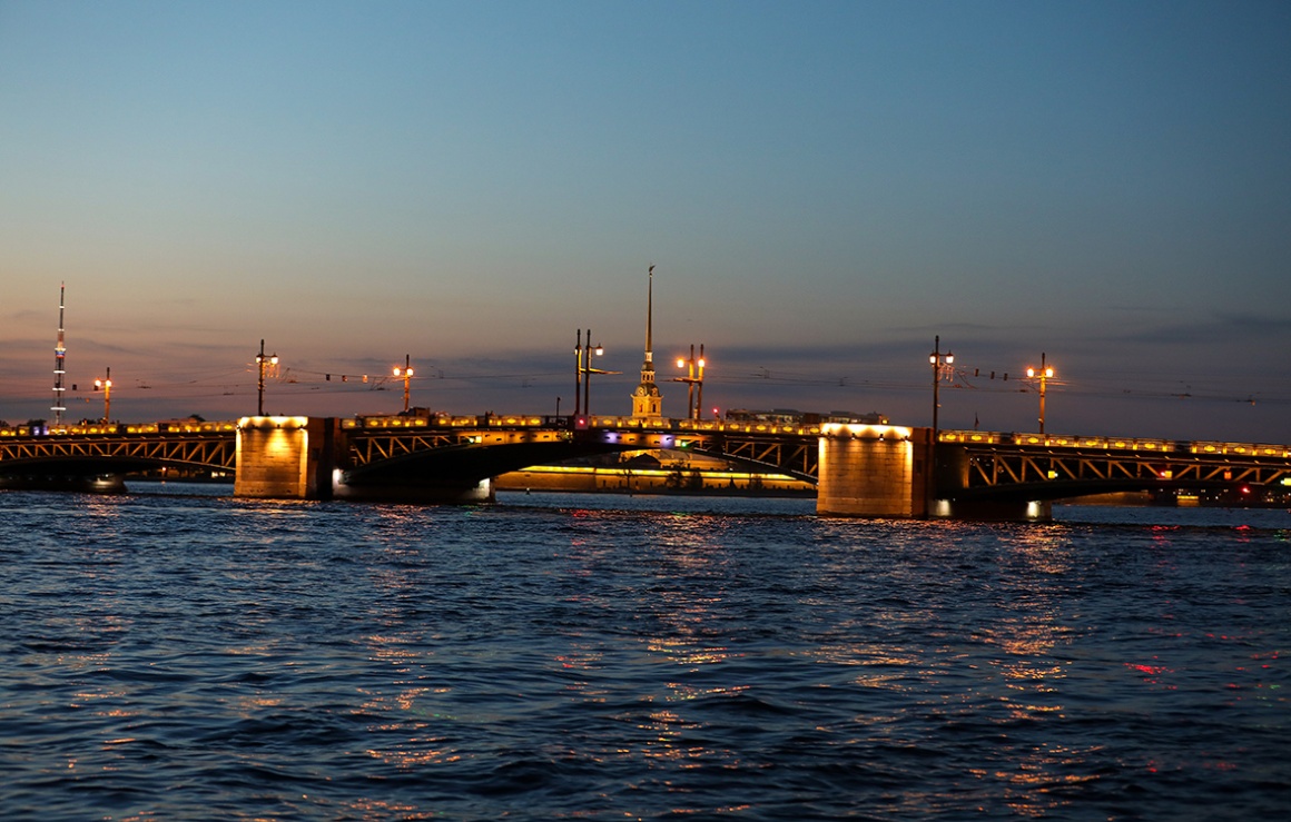 Дворцовый мост стал золотым в честь третьего подряд чемпионства «Зенита»