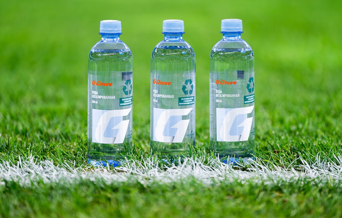 Игроки «Зенита» представили питьевую воду в экобутылке от сети АЗС «Газпромнефть» и СИБУРа