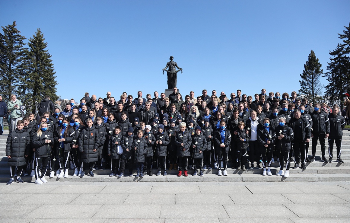 Основной состав, женская команда и «Газпром»-Академия почтили память жертв войны на Пискаревском мемориале