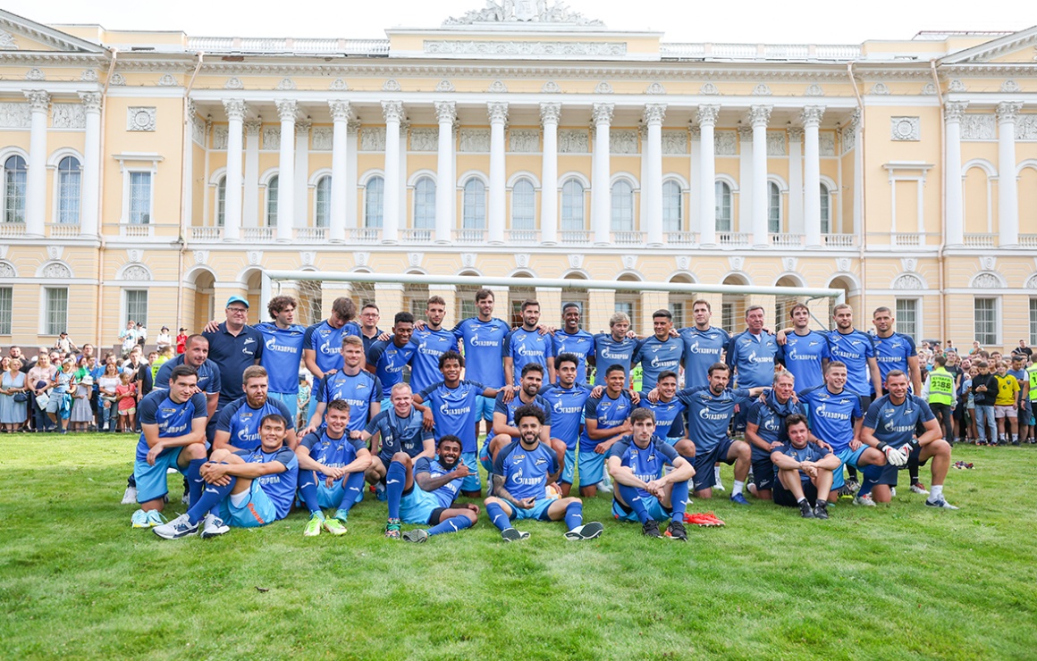 Сине-бело-голубые провели самую открытую тренировку в Михайловском саду Русского музея