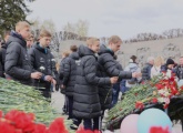 Воспитанники «Газпром»-Академии возложили цветы на Пискаревском мемориале 